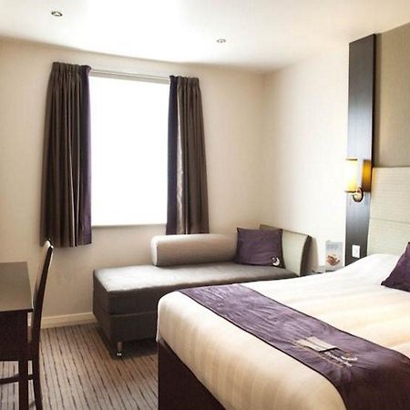Premier Inn Premier Inn Wirral Greasby Экстерьер фото