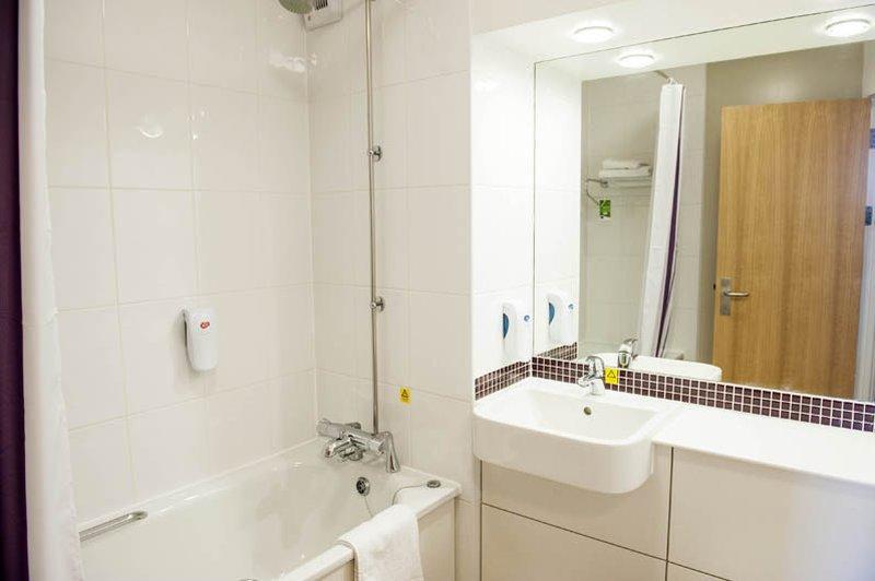 Premier Inn Premier Inn Wirral Greasby Экстерьер фото
